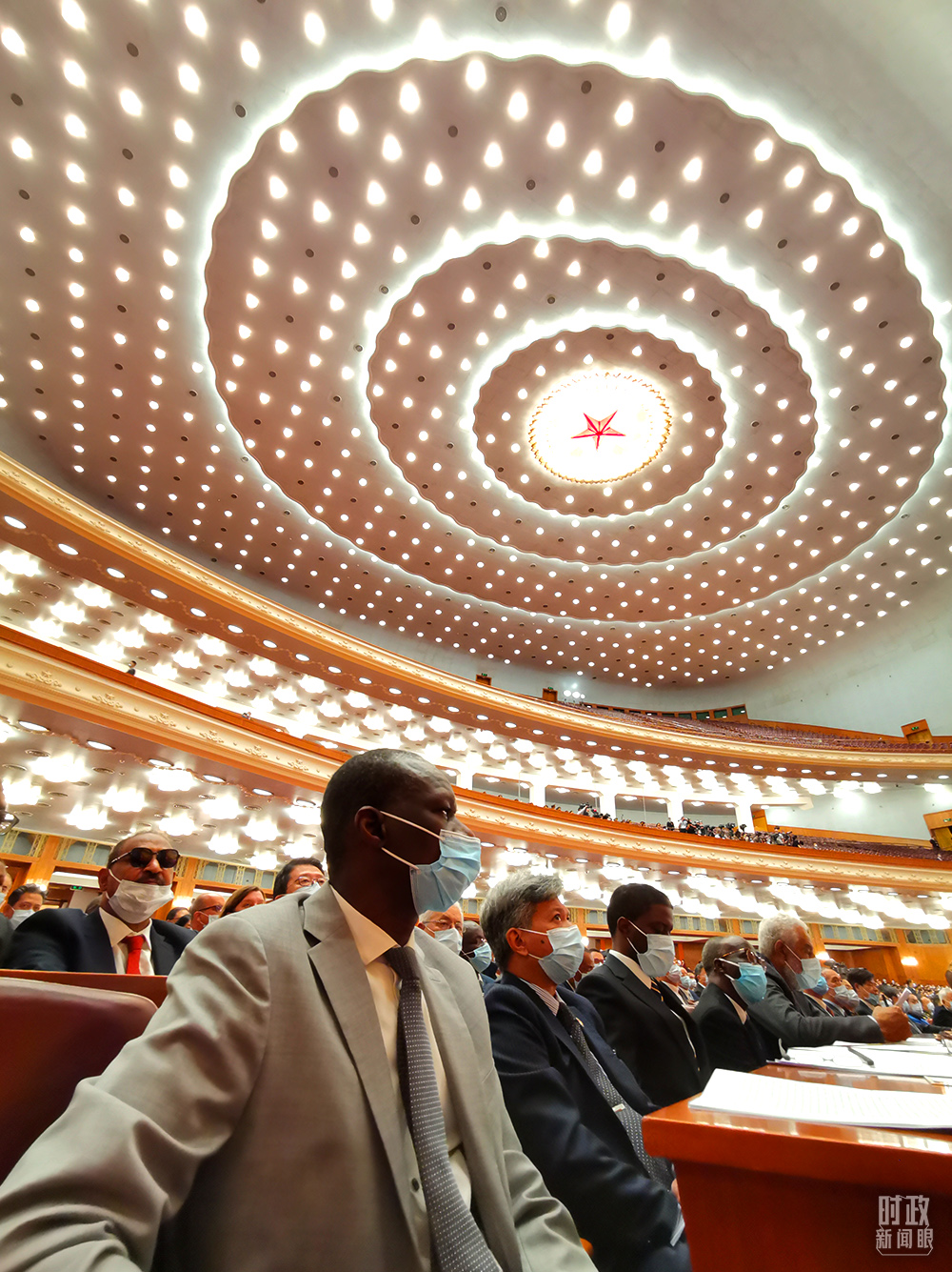 △当天出席大会的部分外国驻华使节。（总台央视记者张淳拍摄）